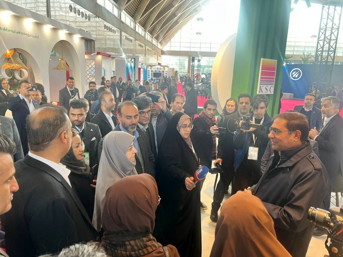  معاون رئیس جمهور و رئیس سازمان حفاظت محیط‌ زیست کشور از غرفه فولاد خوزستان در بیست و دومین نمایشگاه بین‌المللی محیط زیست بازدید کرد