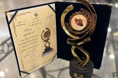  مدیرعامل شرکت فولاد خوزستان یک اصله نخل خرما غرس نمود