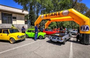 رالی‌تور و گردهمایی خودروهای تاریخی در محکومیت تجاوز به میراث فرهنگی و تاریخی ایران برگزار شد