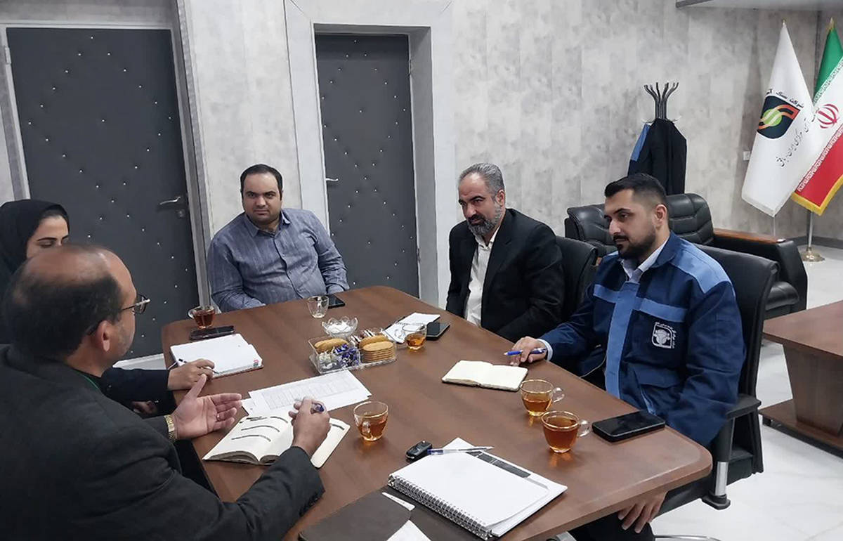 نشست هم‌اندیشی شرکت فولاد آلیاژی  با مرکز فنی‌وحرفه‌ای بافق  برای توانمندسازی نیروی انسانی