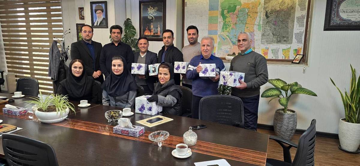 اهدای جوایز مسابقات تکریم ارباب رجوع و آراستگی محیط کار در شهرداری منطقه ۵