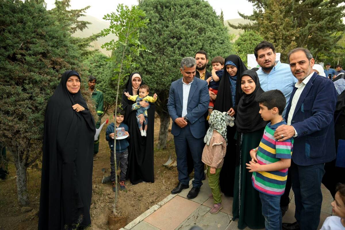 کاشت 100 اصله نهال به نام نوزادان منطقه یک در پویش نفس های تازه شهر 