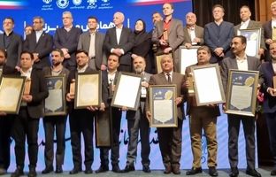 دریافت تندیس زرین جشنواره ویژند