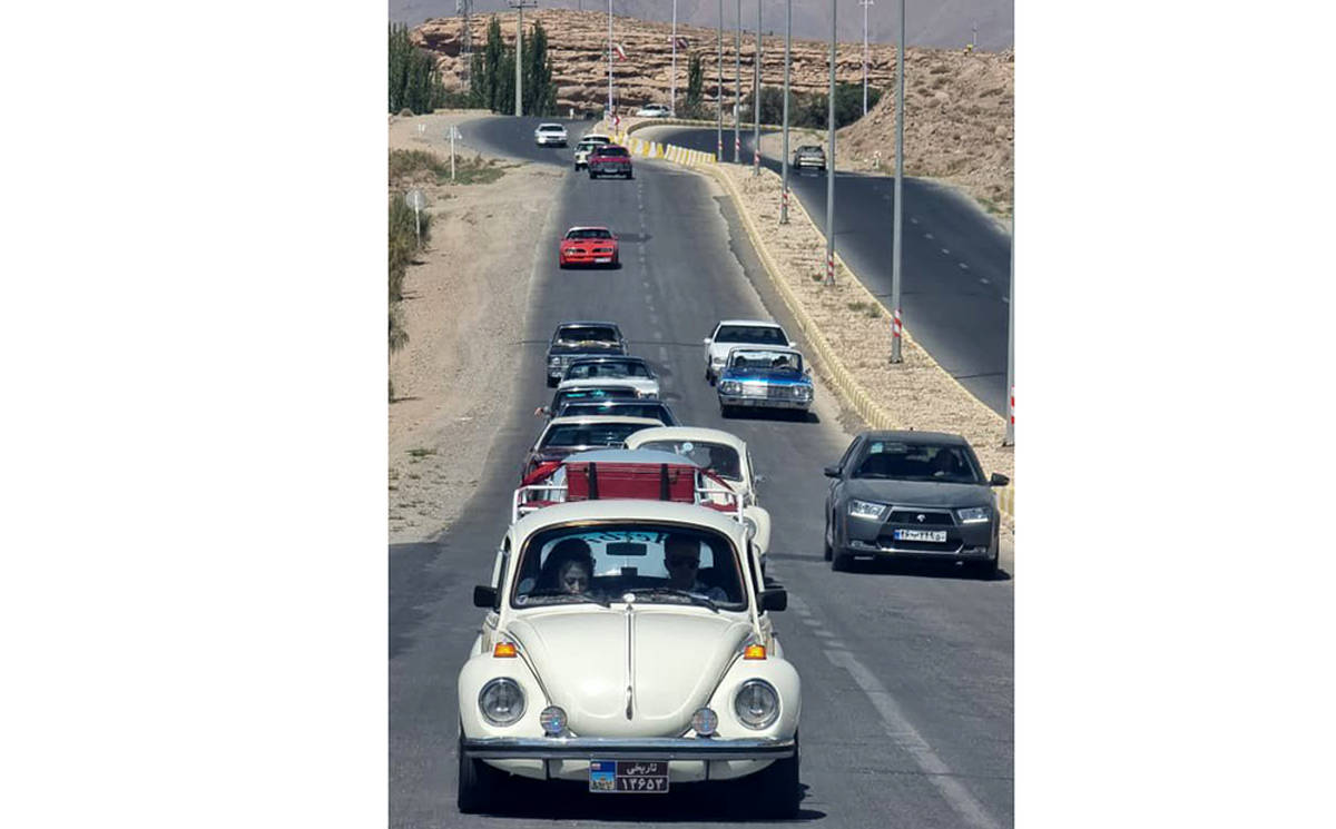 تور و گردهمایی خودروهای تاریخی و کلاسیک در مسیرهای گردشگری کاشان برگزار شد