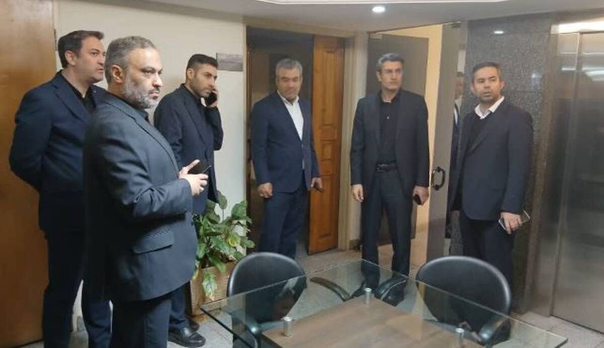 بازدید مدیر عامل بانک سینا از واحد های ستادی و تقدیر از همکاران در شرایط جنگی