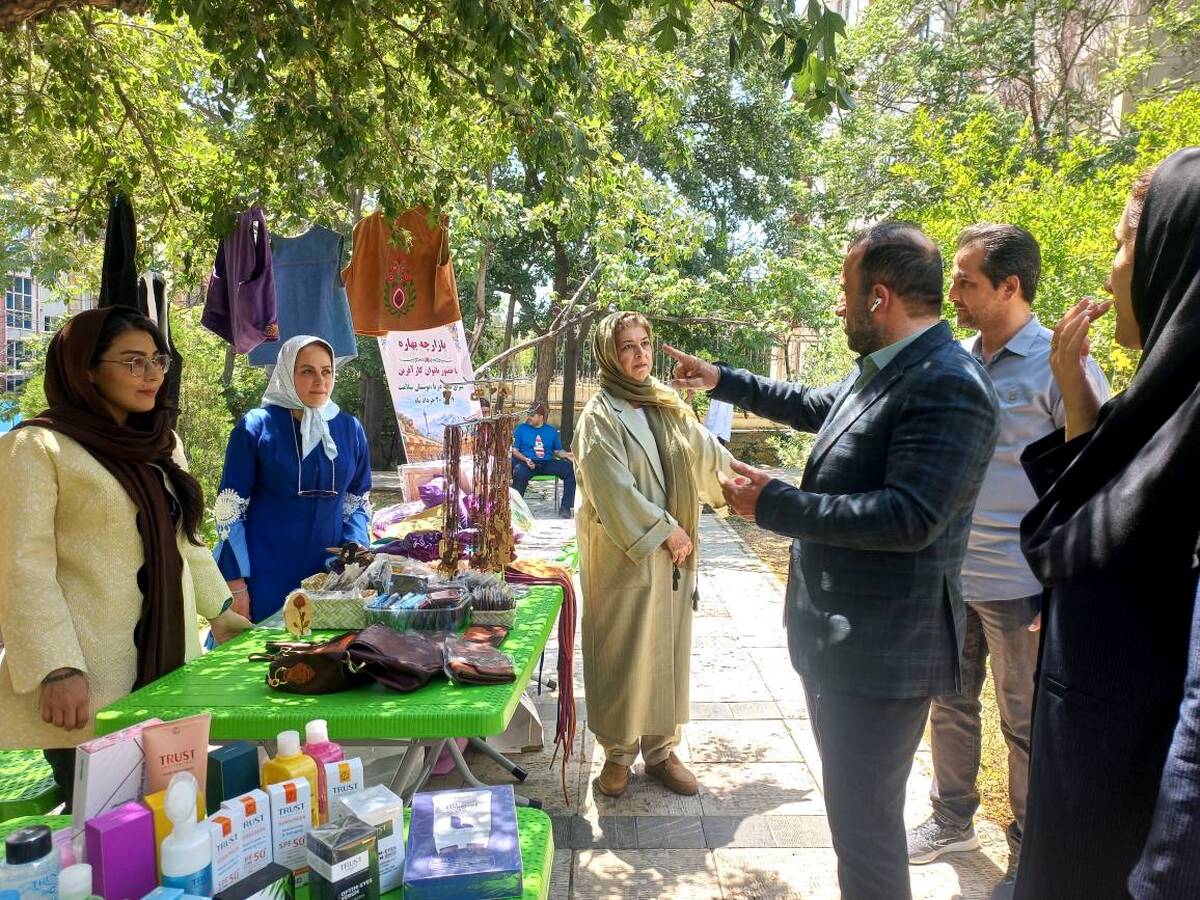نمایش دست آفریده‌های بانوان کارآفرین در بوستان سلامت منطقه ۲