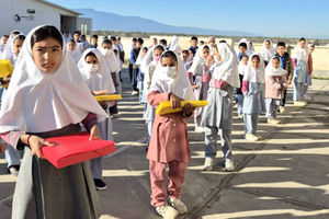 بانک اقتصادنوین ۴۷۰۰ پک نوشت‌افزار را به مناسبت روز دانش‌آموز اهدا کرد