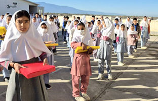 بانک اقتصادنوین ۴۷۰۰ پک نوشت‌افزار را به مناسبت روز دانش‌آموز اهدا کرد