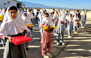 بانک اقتصادنوین ۴۷۰۰ پک نوشت‌افزار را به مناسبت روز دانش‌آموز اهدا کرد