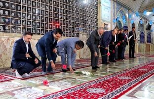 ادای احترام مدیرعامل بانک مسکن و هیات همراه به مقام شهدا/تاکید دکتر خورسندیان بر تلاش در جهت سربلندی ایران اسلامی