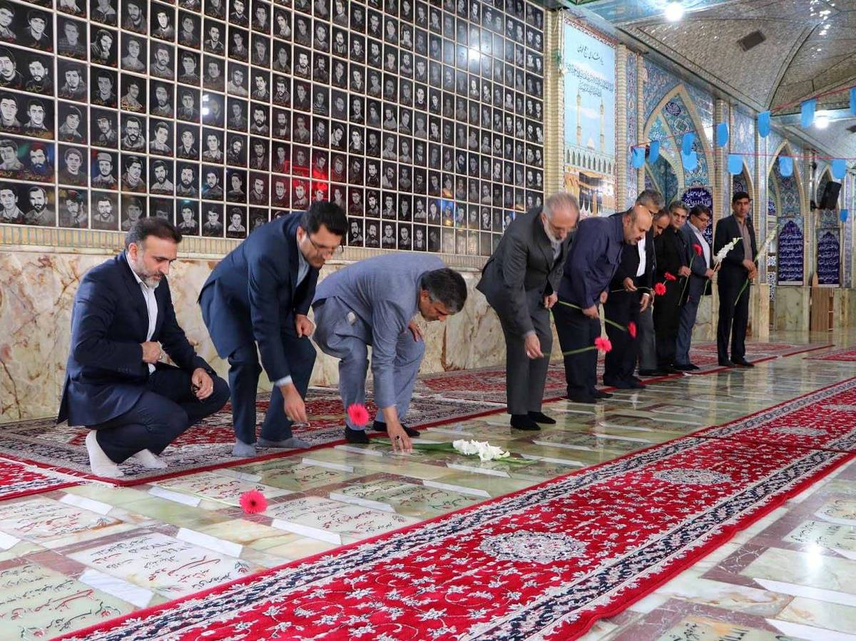 ادای احترام مدیرعامل بانک مسکن و هیات همراه به مقام شهدا/تاکید دکتر خورسندیان بر تلاش در جهت سربلندی ایران اسلامی