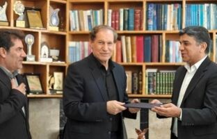 اهدای لوح تقدیر مدیرکل آموزش‌وپرورش کرمانشاه به مدیرعامل بیمه معلم