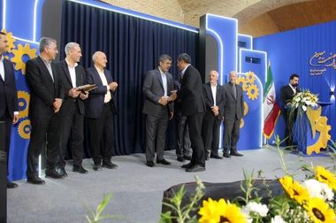  گواهی سپرده کالایی گندله چادرملو رونمایی شد / اهدای لوح افتخار برترین‌های بورس کالا به مدیرعامل چادرملو