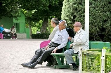 عیدی ۱۰ میلیون تومانی بازنشستگان با حقوق بهمن پرداخت می‌شود