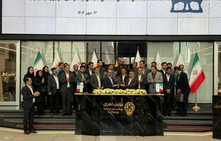 اهدای تندیس افتخار به “فولاد کاوه جنوب کیش” از سوی مدیرعامل بورس تهران