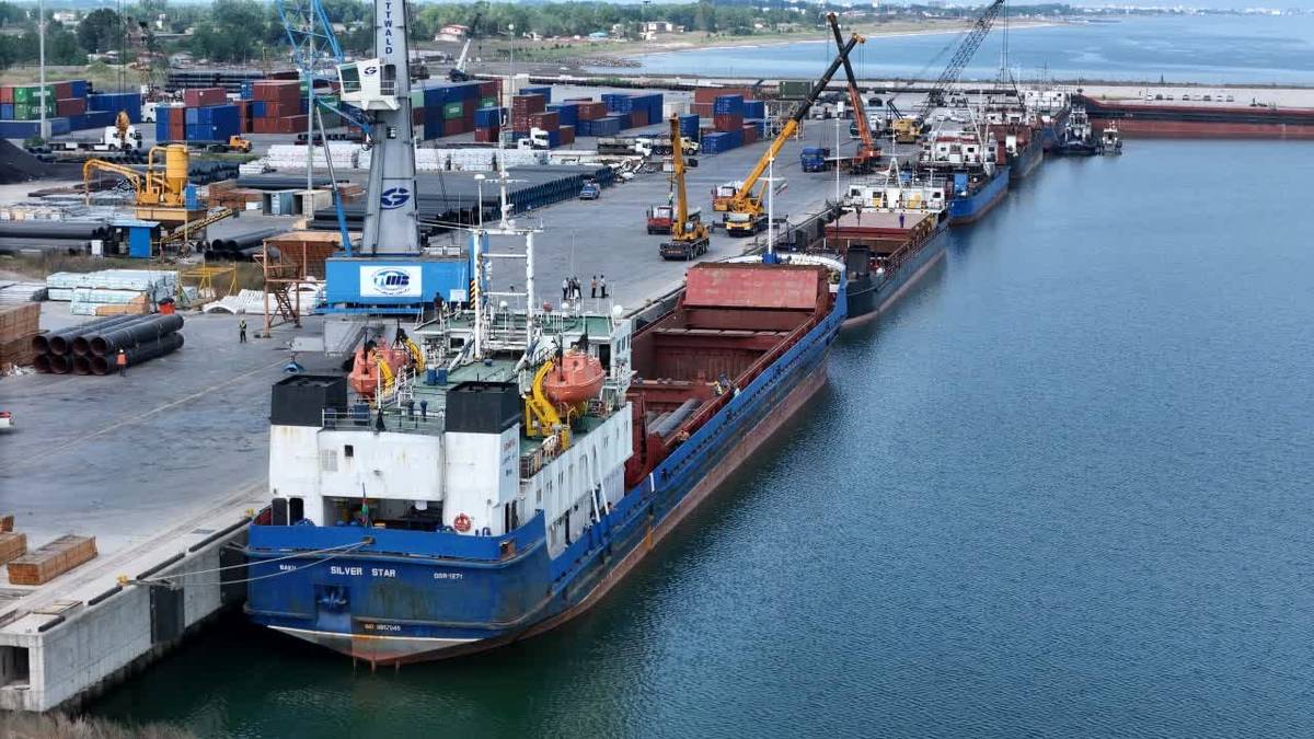 ثبت رکورد تخلیه و بارگیری ۱۴ هزار تنی کالا در یک روز در منطقه آزاد انزلی