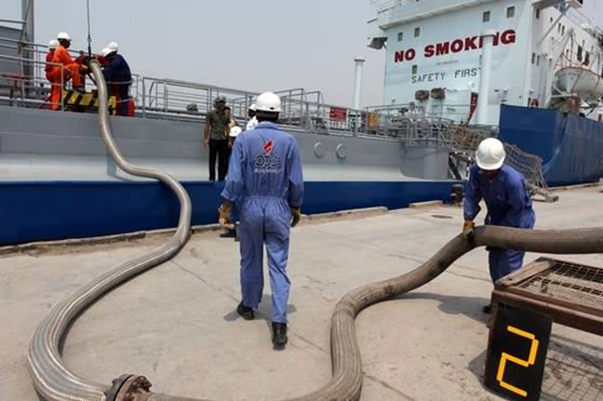 اولین عرضه دلاری قیر در رینگ صادراتی بورس کالای ایران/ موفقیت نفت پاسارگاد در انجام معامله دلاری در بورس کالا