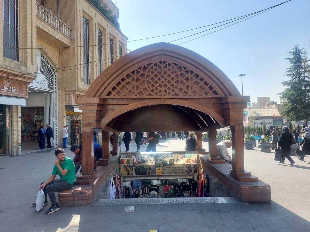 نصب سردر جدید  بازارچه زیرگذر میدان تجریش، با معماری سنتی