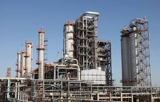 حریق در پالایشگاه آبادان کاملا مهار شد