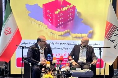 لوح تقدیر به عنوان شرکت برتر صادراتی در هفتمین نمایشگاه ایران اکسپو ۲۰۲۵ به غرفه شرکت فولاد خوزستان رسید
