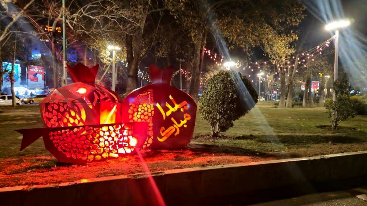 نصب المان های نوری یلدایی در میادین و معابر منطقه یک