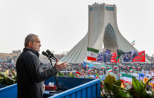 رئیس‌جمهور: در مسیری که رهبر انقلاب تعیین کردند با قدرت گام برمی داریم
