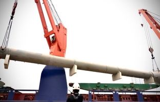 رآکتور اوره هنگام آماده نصب می‌شود