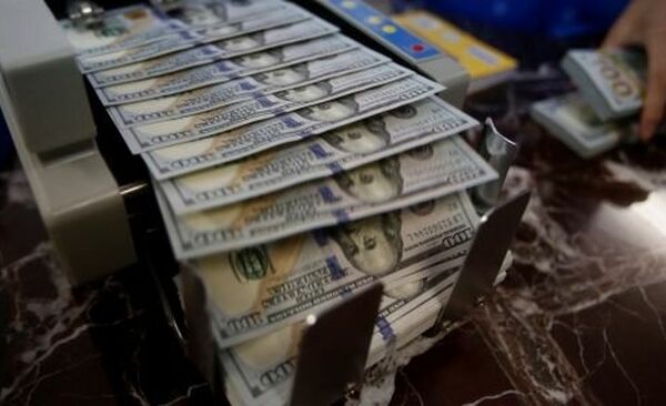 نسخه تیم اقتصادی دولت برای کشیدن ترمز دلار؛ هشدار کارشناسان