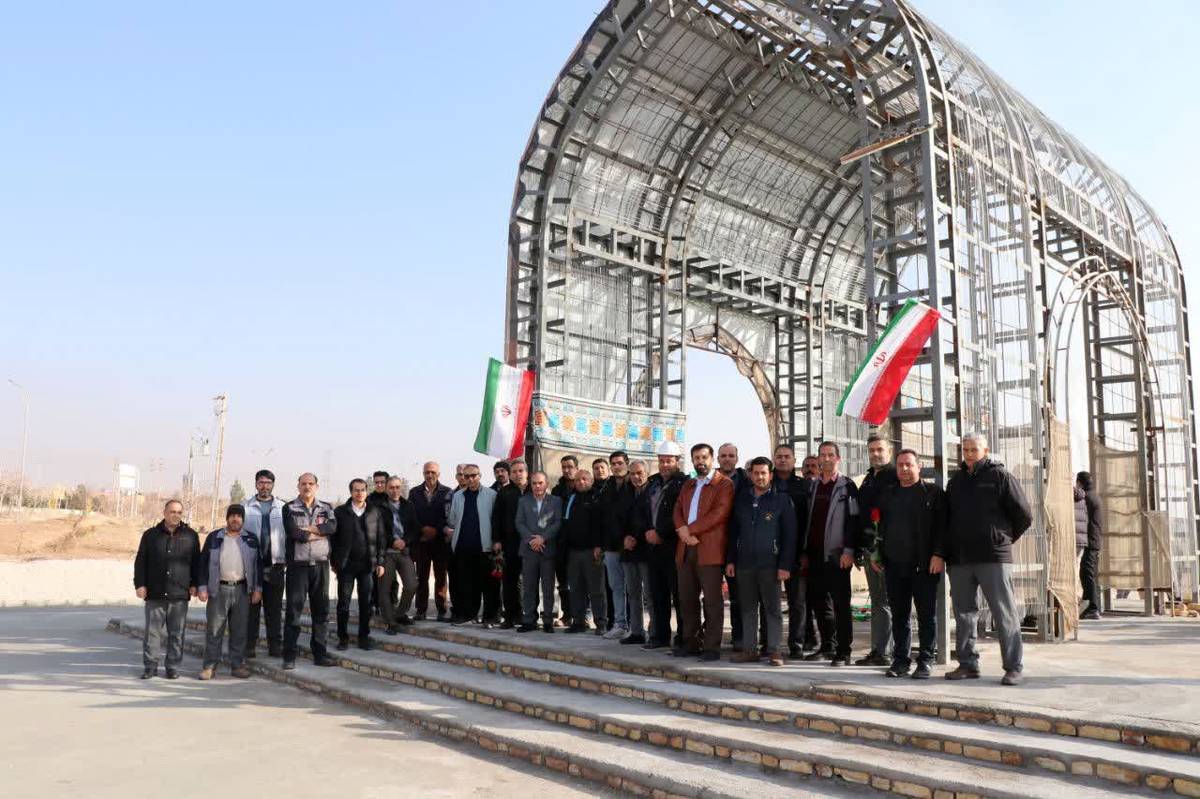 مراسم گرامیداشت آغاز دهه مبارک فجر در شرکت آلومینای ایران و تجدید میثاق کارکنان با آرمان‌های امام راحل (ره)