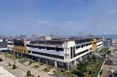 بازدید مشترک کارشناسان سازمان منطقه آزاد انزلی و نظام مهندسی گیلان از بنای مجتمع ونوس؛ بررسی دقیق استحکام سازه