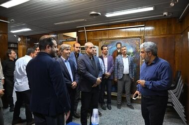 نقش آفرینی بر تنه درختان خشک باغ فردوس در آستانه غدیر