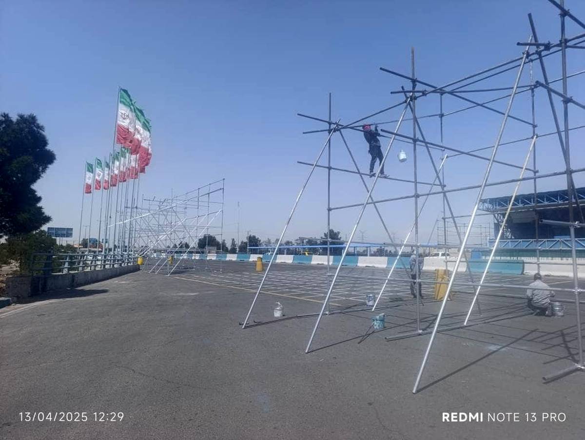 آماده‌سازی گسترده جایگاه رژه نیروهای مسلح به مناسبت گرامیداشت روز ارتش در منطقه ۱۹