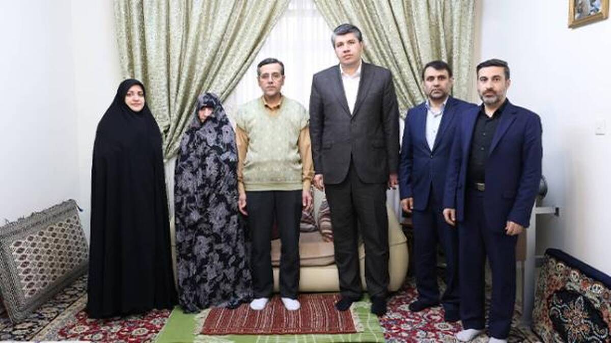دیدار مدیرعامل بانک توسعه صادرات ایران با خانواده شهید حاج محمدیان