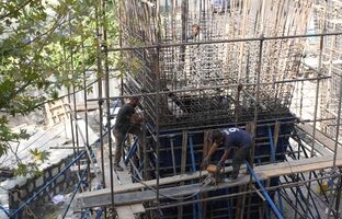 پلازای گلستان ولنجک با معماری مدرن، بتن‌ریزی ستون های ۴ متری آغاز شد