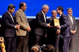  گواهی سپرده کالایی گندله چادرملو رونمایی شد / اهدای لوح افتخار برترین‌های بورس کالا به مدیرعامل چادرملو