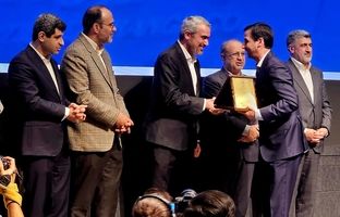  گواهی سپرده کالایی گندله چادرملو رونمایی شد / اهدای لوح افتخار برترین‌های بورس کالا به مدیرعامل چادرملو