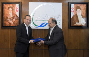 قدردانی از زحمات و تلاش‌های خوشرو در دوره تصدی ریاست هیأت مدیره هلدینگ خلیج‌فارس