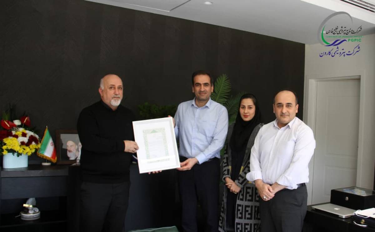 تقدیر مدیرعامل پتروشیمی کارون از نقش‌آفرینان در کسب عنوان شرکت برتر در دانش نوآورانه در پتروفن ۱۴۰۴