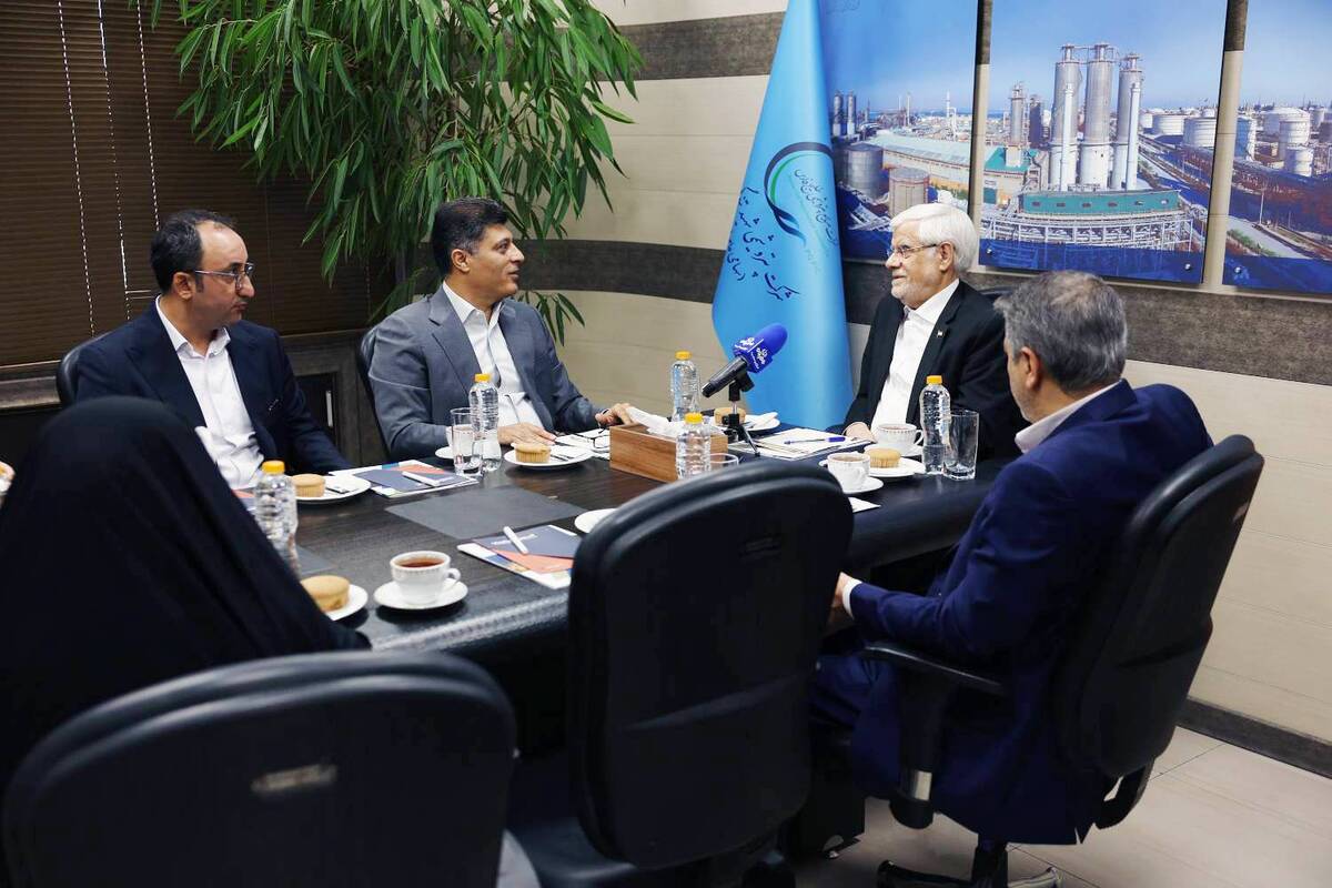 معاون اول رئیس‌جمهور با مدیران پتروشیمی شهید تندگویان دیدار کرد/ تأکید عارف بر بازسازی صنایع با رویکردی به‌روز و واقعی در حوزه پدافند غیرعامل