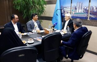 معاون اول رئیس‌جمهور با مدیران پتروشیمی شهید تندگویان دیدار کرد/ تأکید عارف بر بازسازی صنایع با رویکردی به‌روز و واقعی در حوزه پدافند غیرعامل