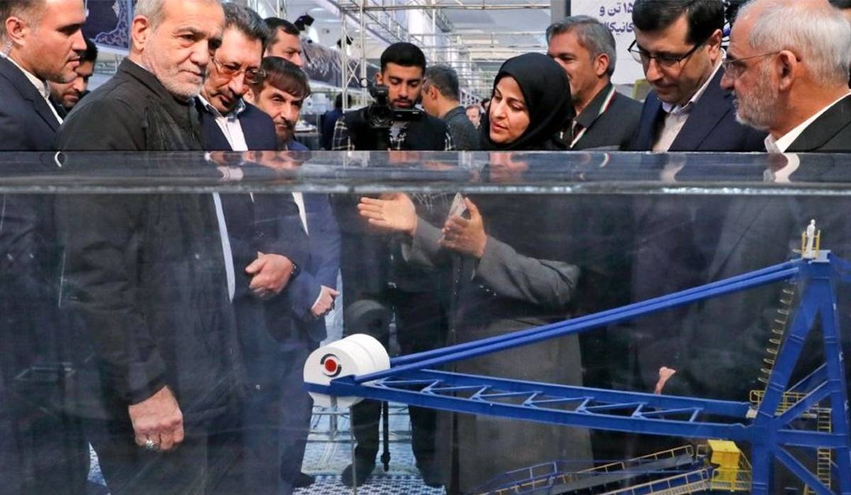 بازدید رئیس جمهور و جمعی از اعضای دولت از غرفه گهرزمین