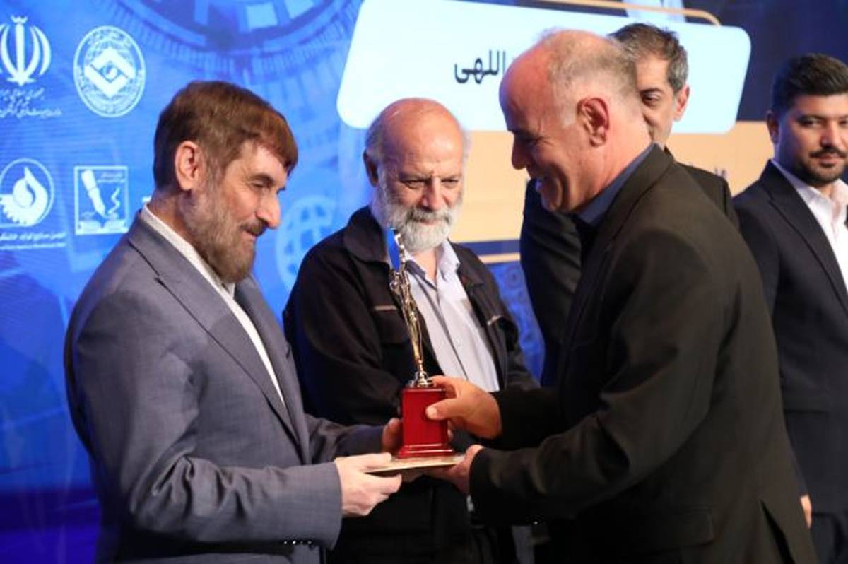 تندیس زرین همایش به بیمه دی رسید