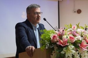 تأکید بر توانمندسازی و رشد شغلی، مسئولیت‌پذیری و ارتقای کیفیت عملکرد کارکنان خدماتی بیمه آسیا