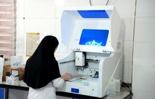 اهدای تجهیزات آزمایشگاهی تشخیص هورمونی توسط شرکت صنایع پلیمر گچساران/ گامی مهم در راستای ارتقای سلامت زنان باردار و کودکان گچسارانی