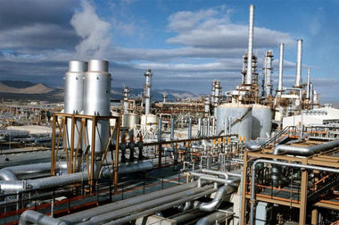 توزیع هزار بسته معیشتی و نوشت‌افزار در چوار با مشارکت پتروشیمی ایلام