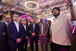 بازدید مدیرعامل شرکت مخابرات ایران و مدیر مخابرات منطقه تهران از غرفه رایتل در الکامپ ۲۹