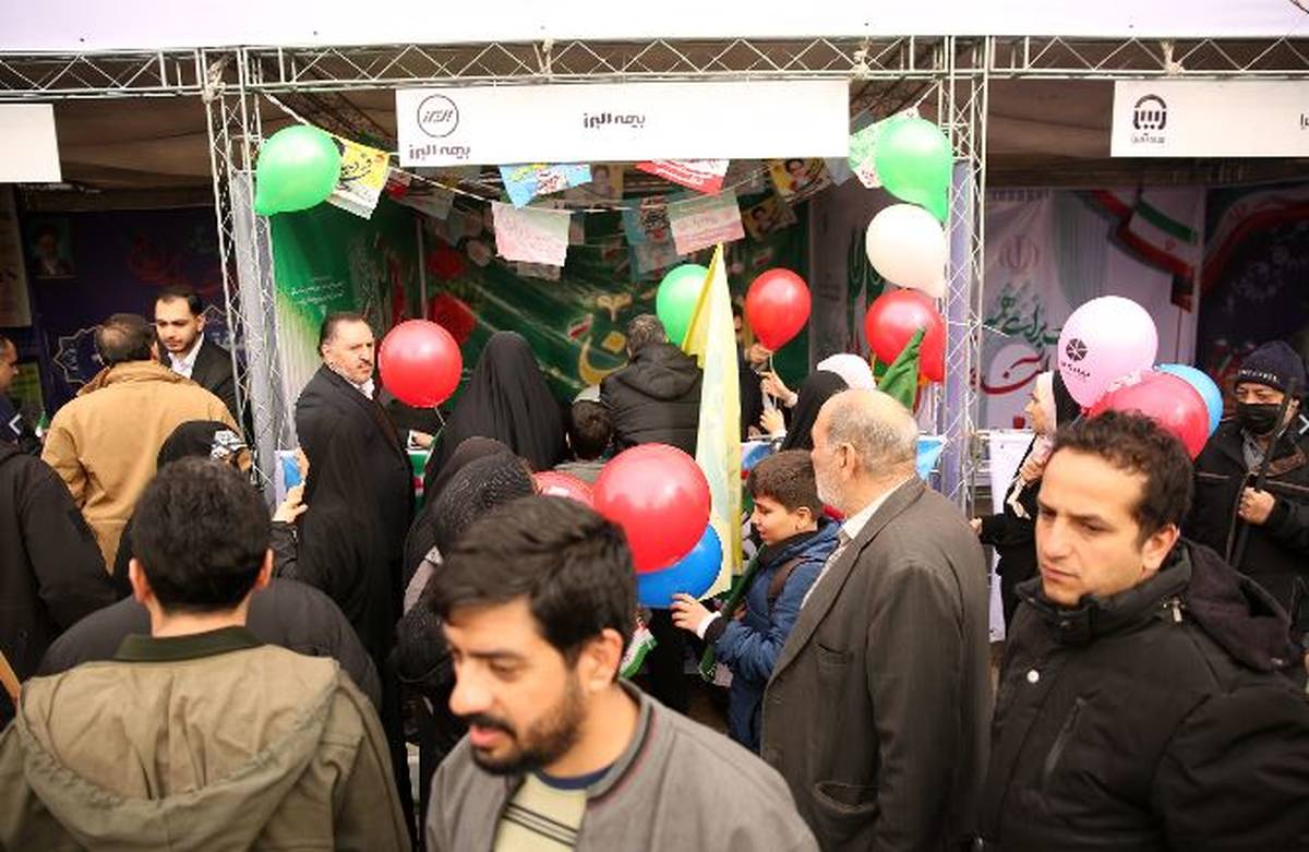 حضور بیمه البرز در راهپیمایی ۲۲ بهمن با ارائه خدمات فرهنگی به شهروندان