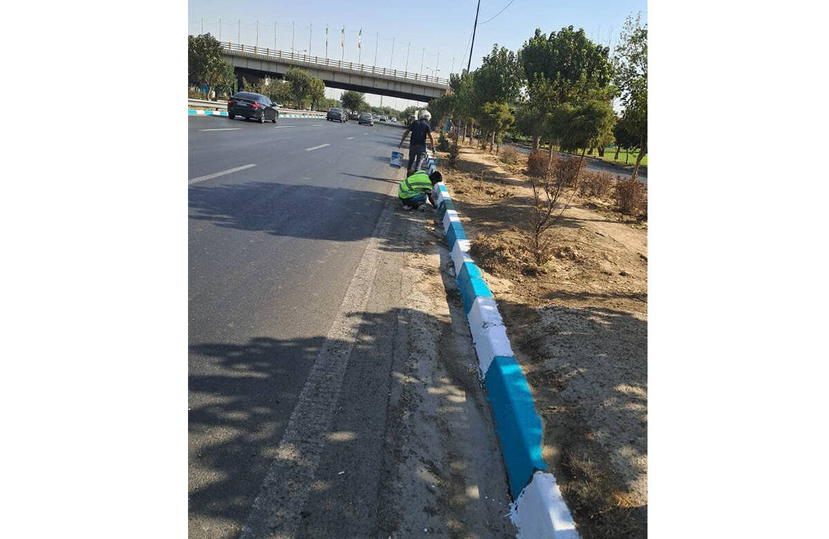 رنگ‌آمیزی ۱۰ هزار متر از جداول بزرگراه شهید کاظمی در منطقه ۱۹