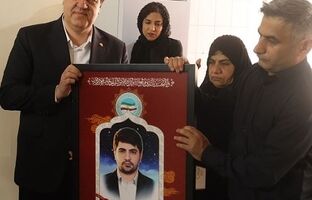 دیدار مدیرعامل بانک ملت با خانواده شهید امید اسدی، از کارکنان شهید بانک در جنگ رمضان