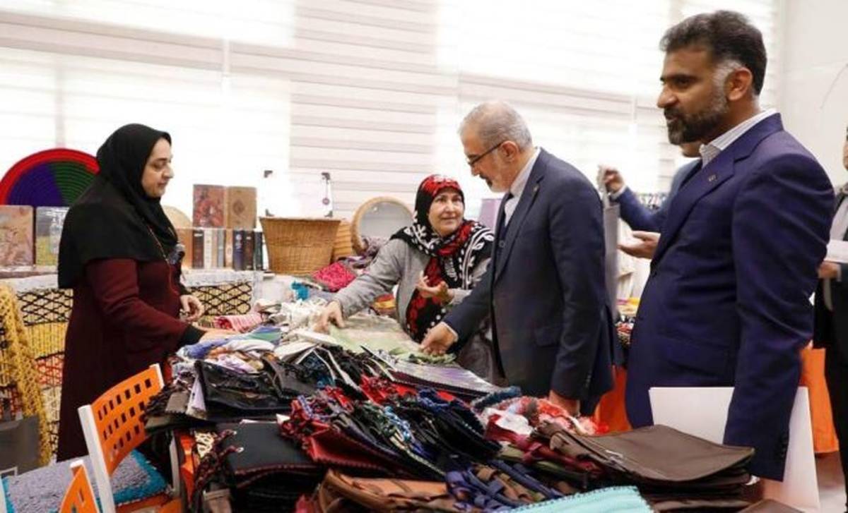 تجلیل دکتر خورسندیان از زنان سرپرست خانوار در سالروز ولادت حضرت زهرا (س) / اختصاص بخشی از منابع قرض‌الحسنه بانک مسکن به فعالیت های خیرخواهانه